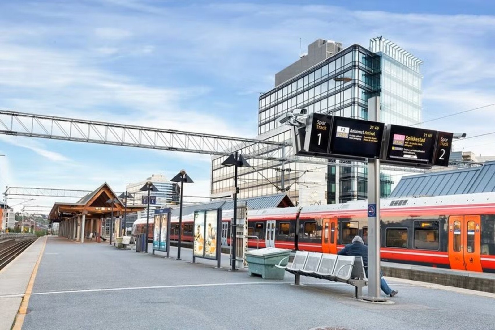 Leiligheten ligger tett på gode kollektivtilbud, her Skøyen stasjon. Galleribilde