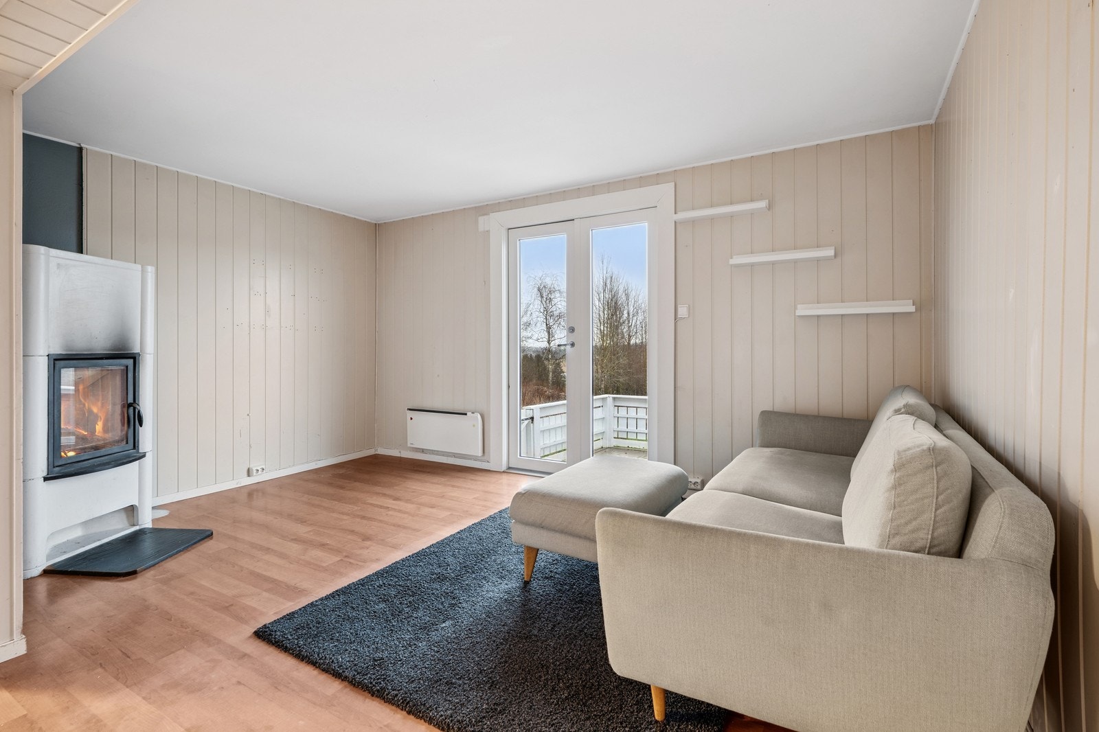 Stue 1.etg. med peis og utgang til terrasse Galleribilde