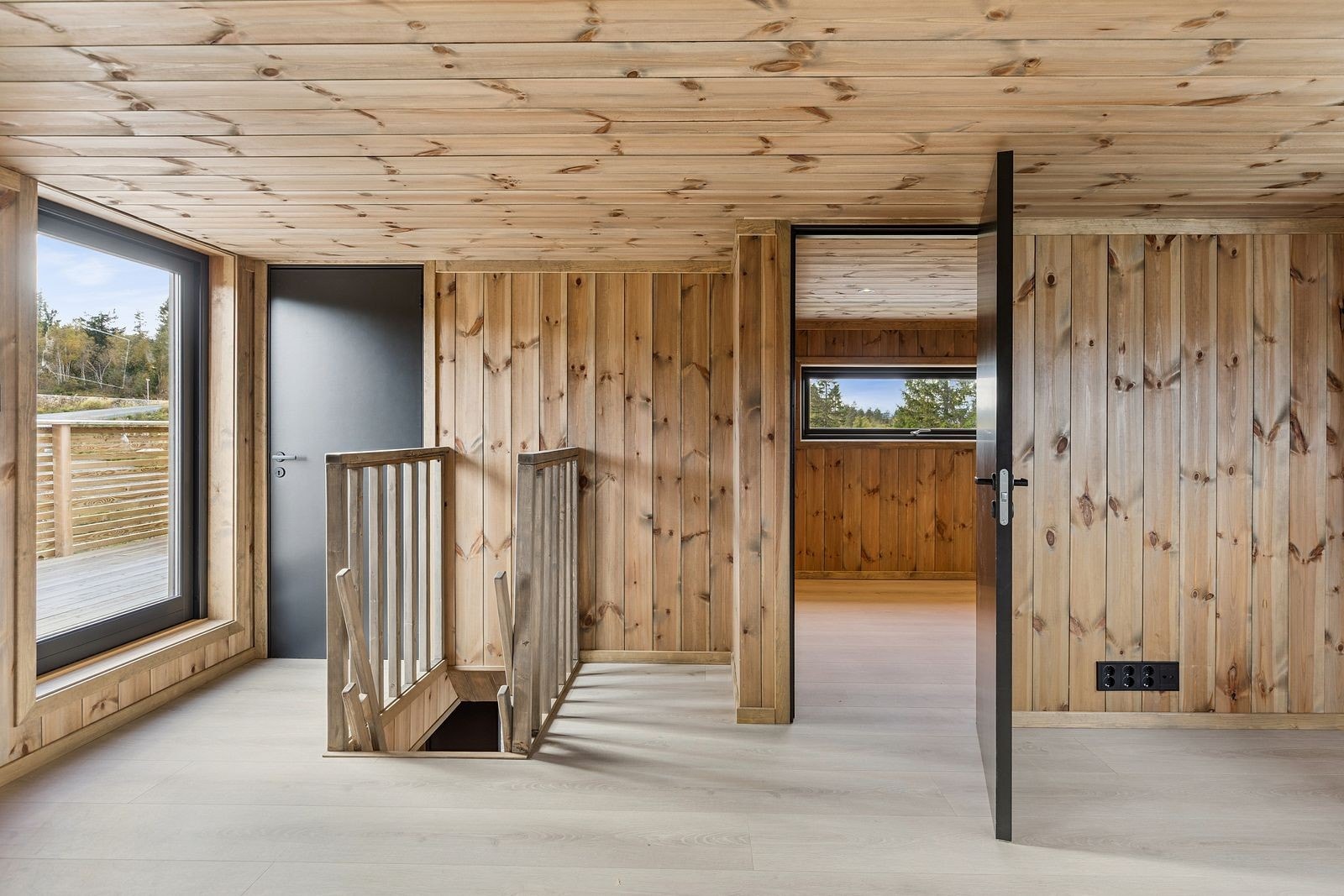 Loftstue med utgang terrasse samt dører til 2 soverom Galleribilde