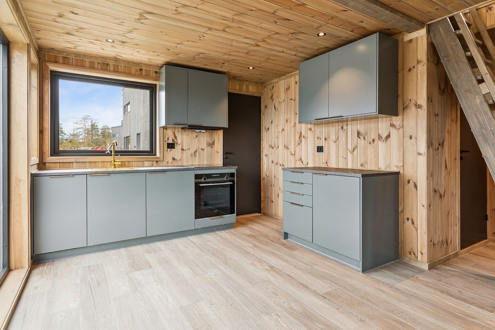 Kjøkken fra Drømmekjøkken med integrete hvitevarer (Platetopp, komfyr, kjøleskuff og oppvaskmaskin Galleribilde