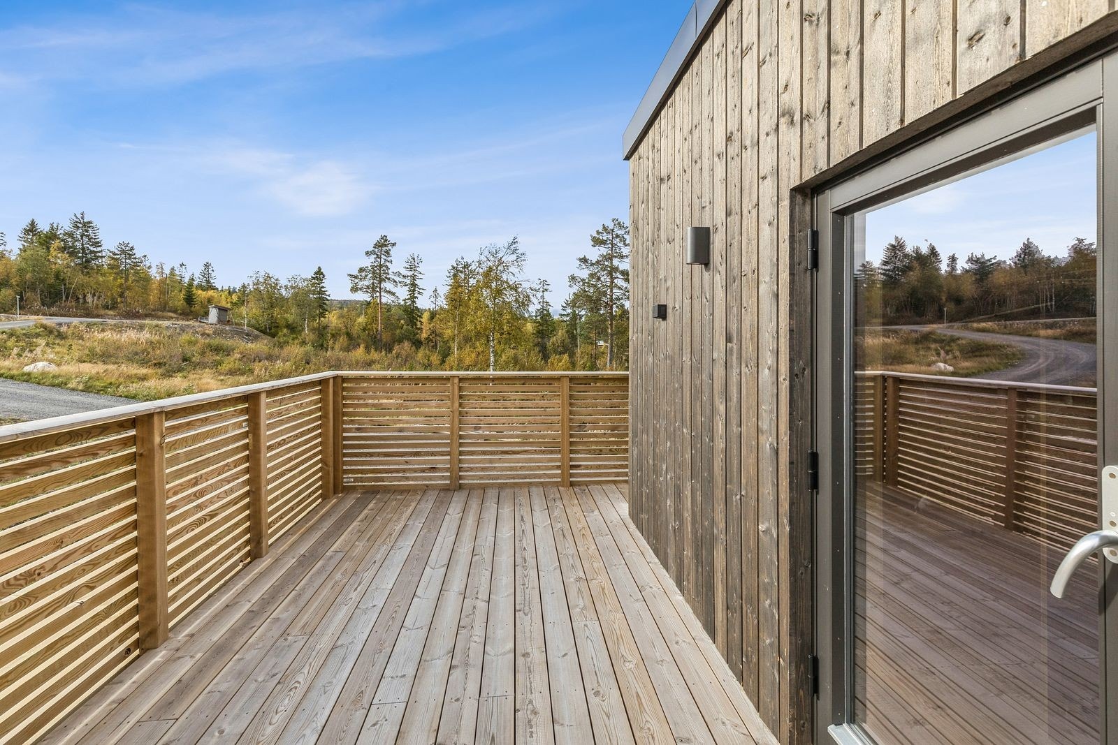 Terrasse med trapp ned til inngangspartiet Galleribilde