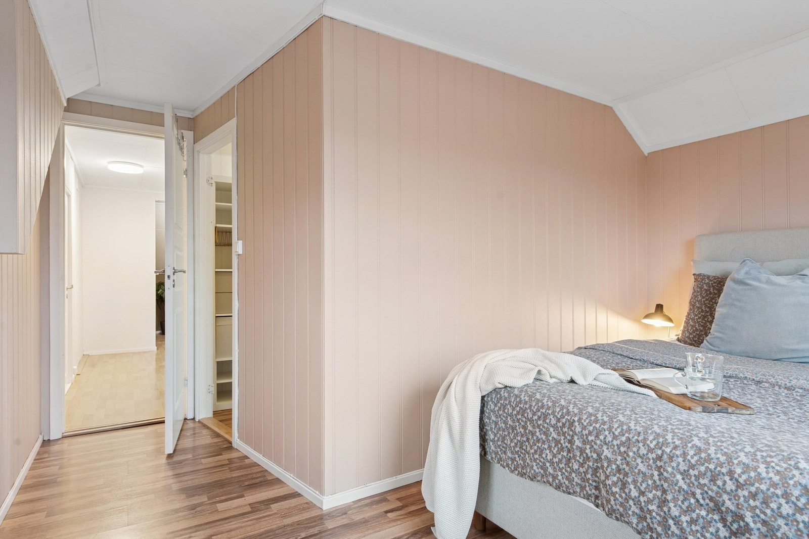 Soverom med walk-in closet Galleribilde