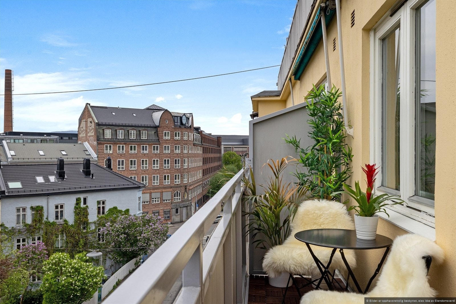 Leiligheten ligger i 5.etasje med flott utsyn fra boligen. Galleribilde