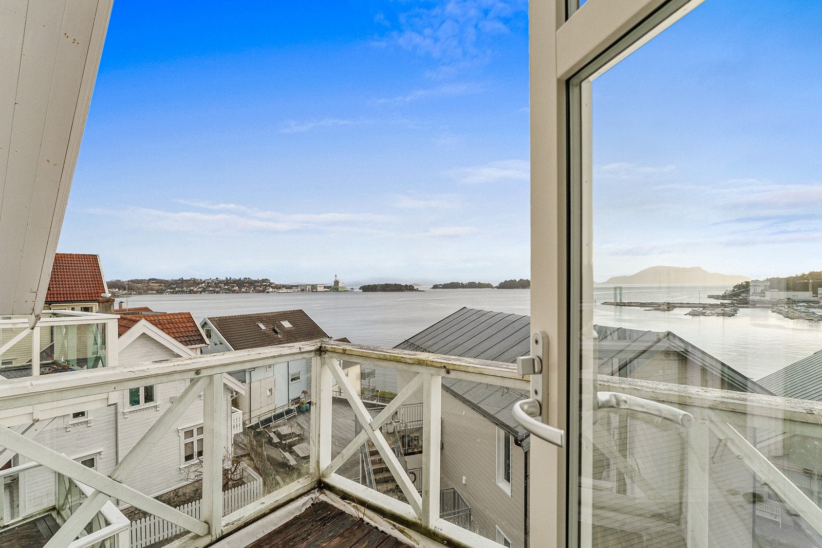 Her har man nydelig sjøutsikt og ellers over nærområdet. Galleribilde
