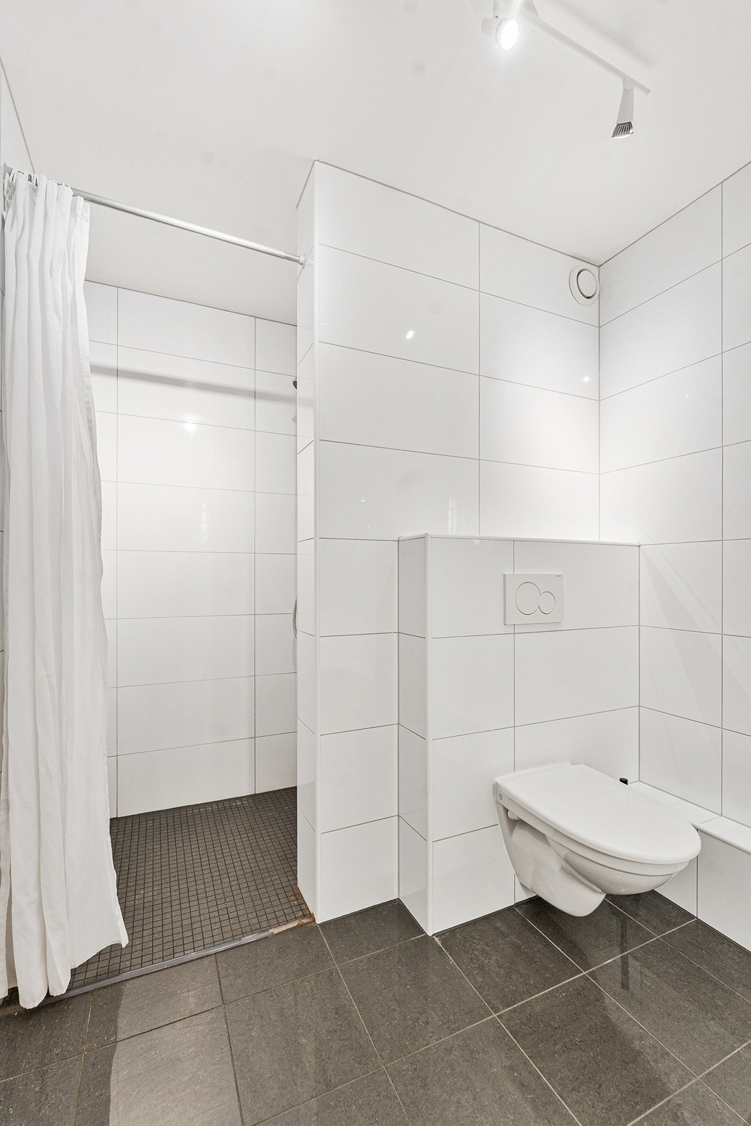 Moderne og helfliset bad med varmekabler i gulv. Galleribilde