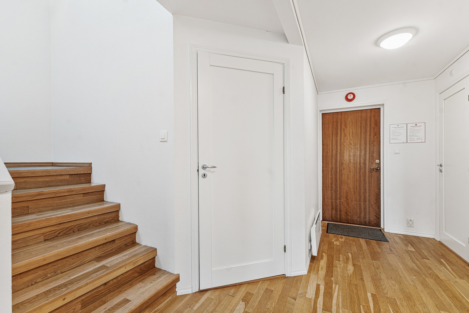 Romslig entré med en stor bod rett innenfor, slik at man har godt med oppbevaringsmuligheter. Galleribilde