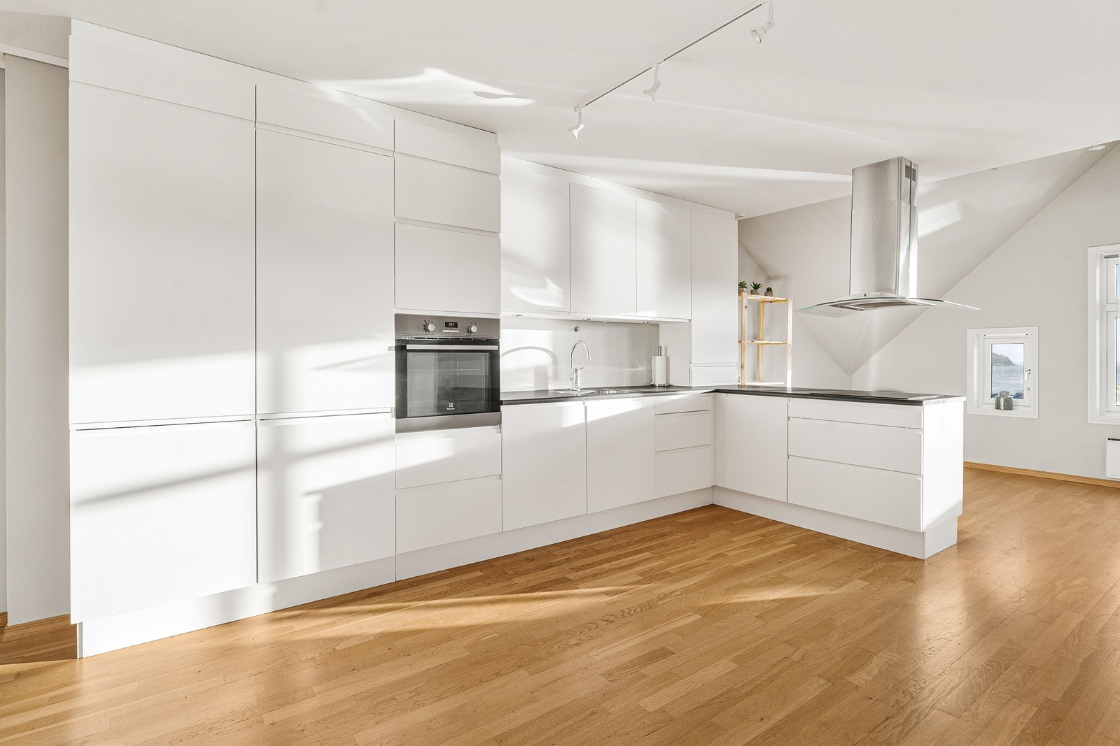 Kjøkkenet har kjøkkeninnredning med slettet fronter og laminat benkeplate. Galleribilde