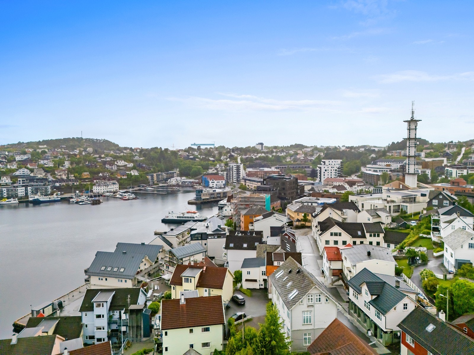 Fra ytterdøren har du gangavstand til alt Leirvik sentrum har å by på. Her kan det blant annet nevnes bakeri, restauranter/café, dagligvare og mye mer. Galleribilde