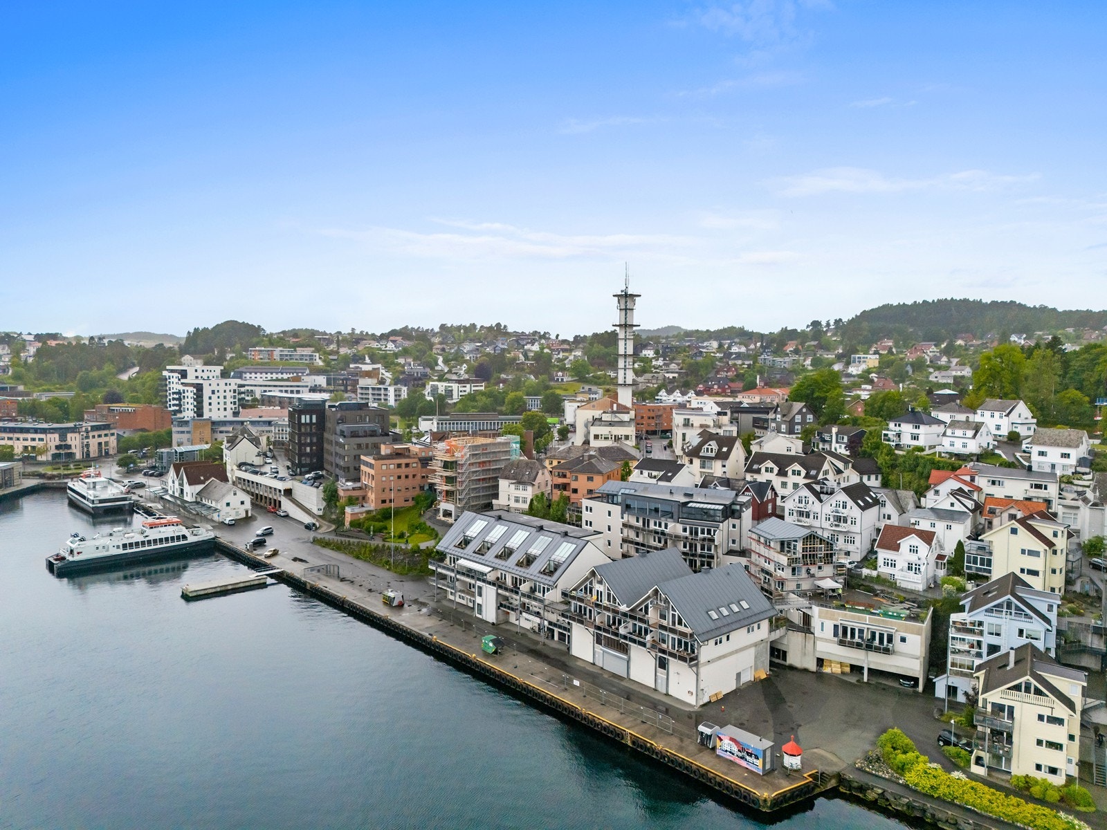 Leiligheten har en attraktiv beliggenhet midt i Leirvik sentrum. Galleribilde