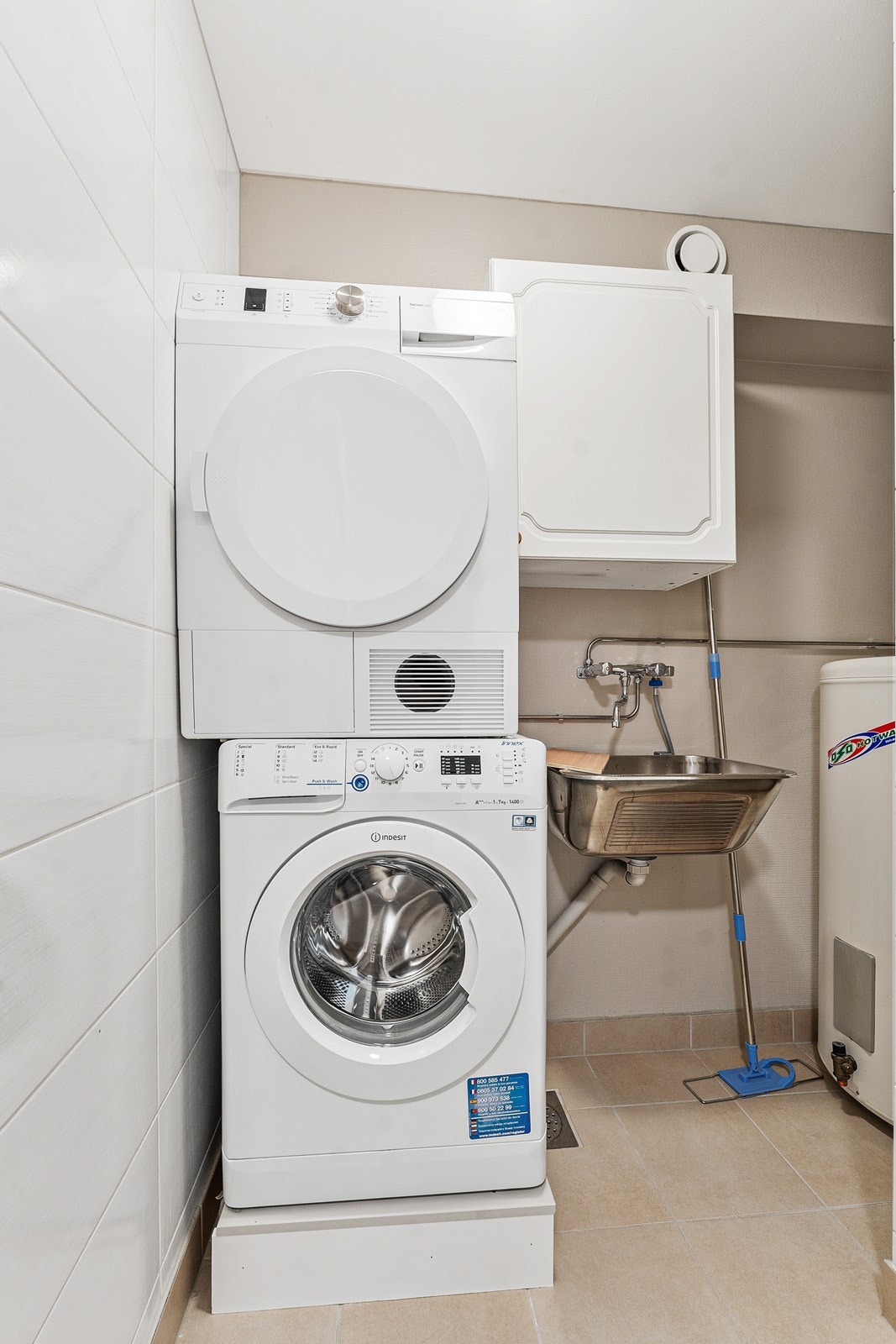 Det er også et praktisk vaskerom med fliser i gulv. Galleribilde