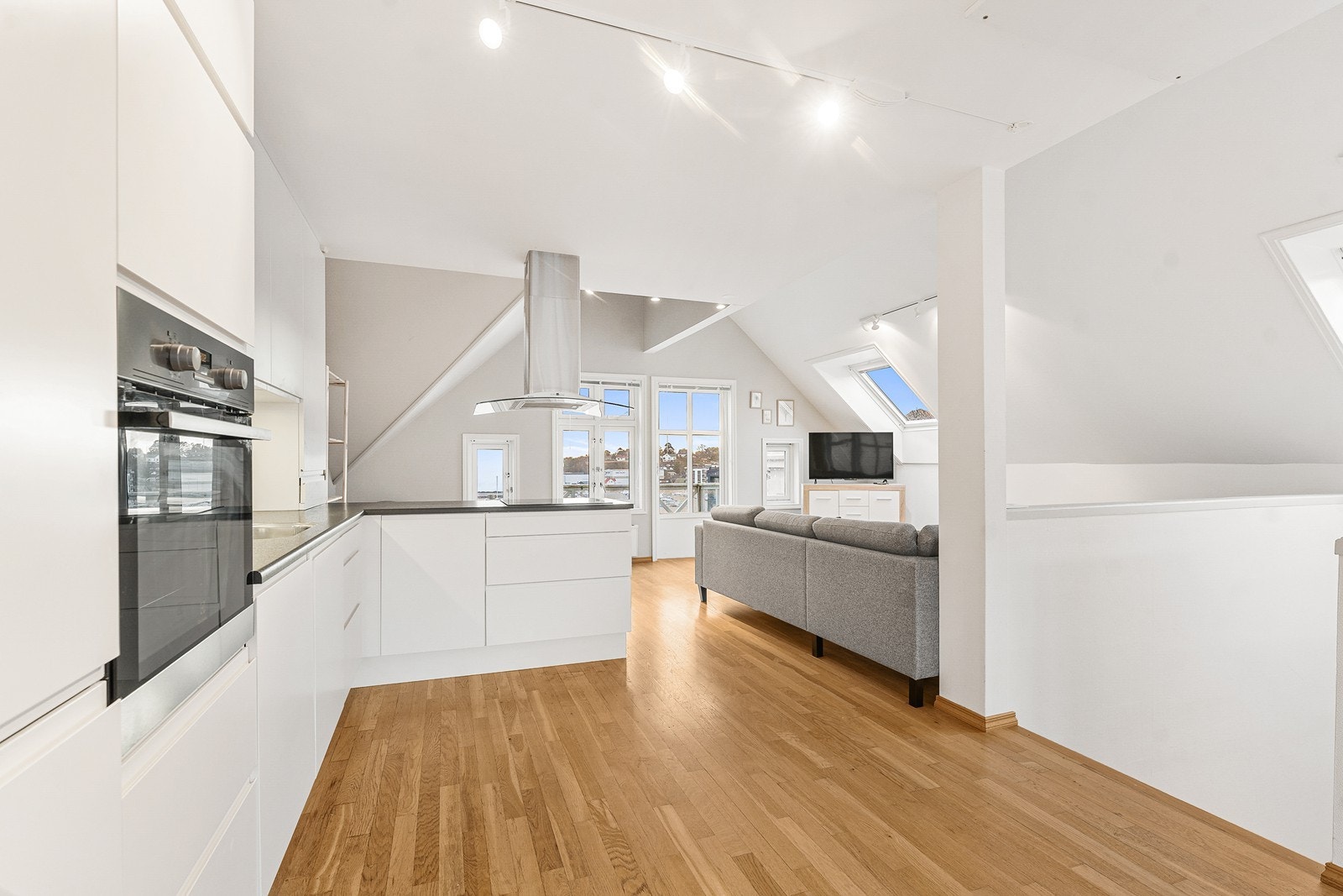 Her har man godt med skap -og benkeplass. Galleribilde