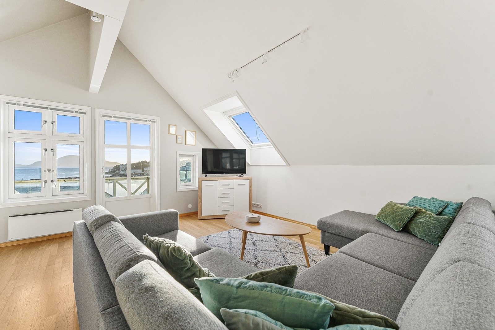 Selger opplyser at det er parkett i gulv i stue/kjøkken. Galleribilde