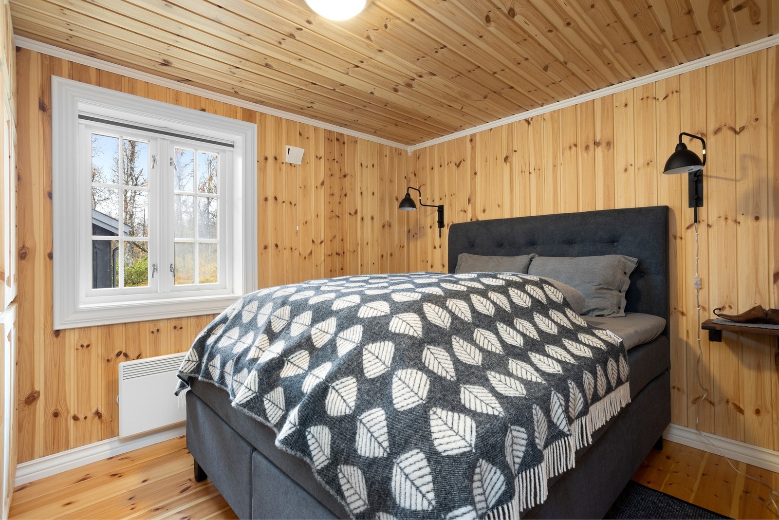 Hovedsoverom innredet med dobbeltseng og garderobeskap Galleribilde