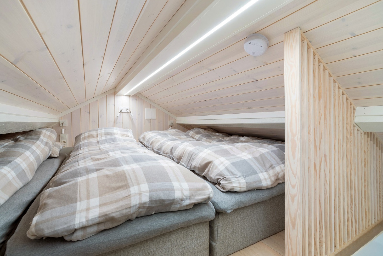 Sjarmerende og lyst innbydende sengeplass parti på hems i 2. etg. i annekset Galleribilde