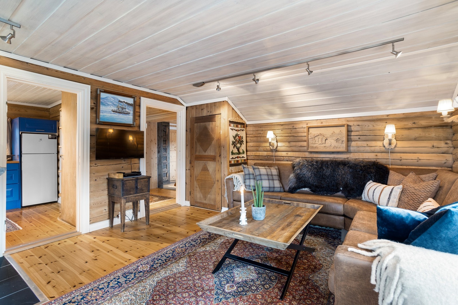 Hyggelig stue med laftede tømmer på vegg og tregulv på gulv Galleribilde