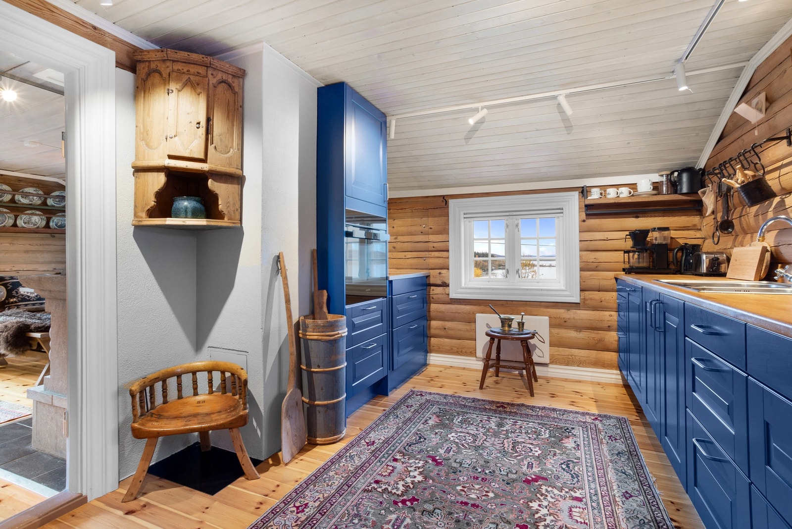 Flott kjøkken med innredning fra Sigdal. Integrert komfyr, platetopp og oppvaskmaskin Galleribilde