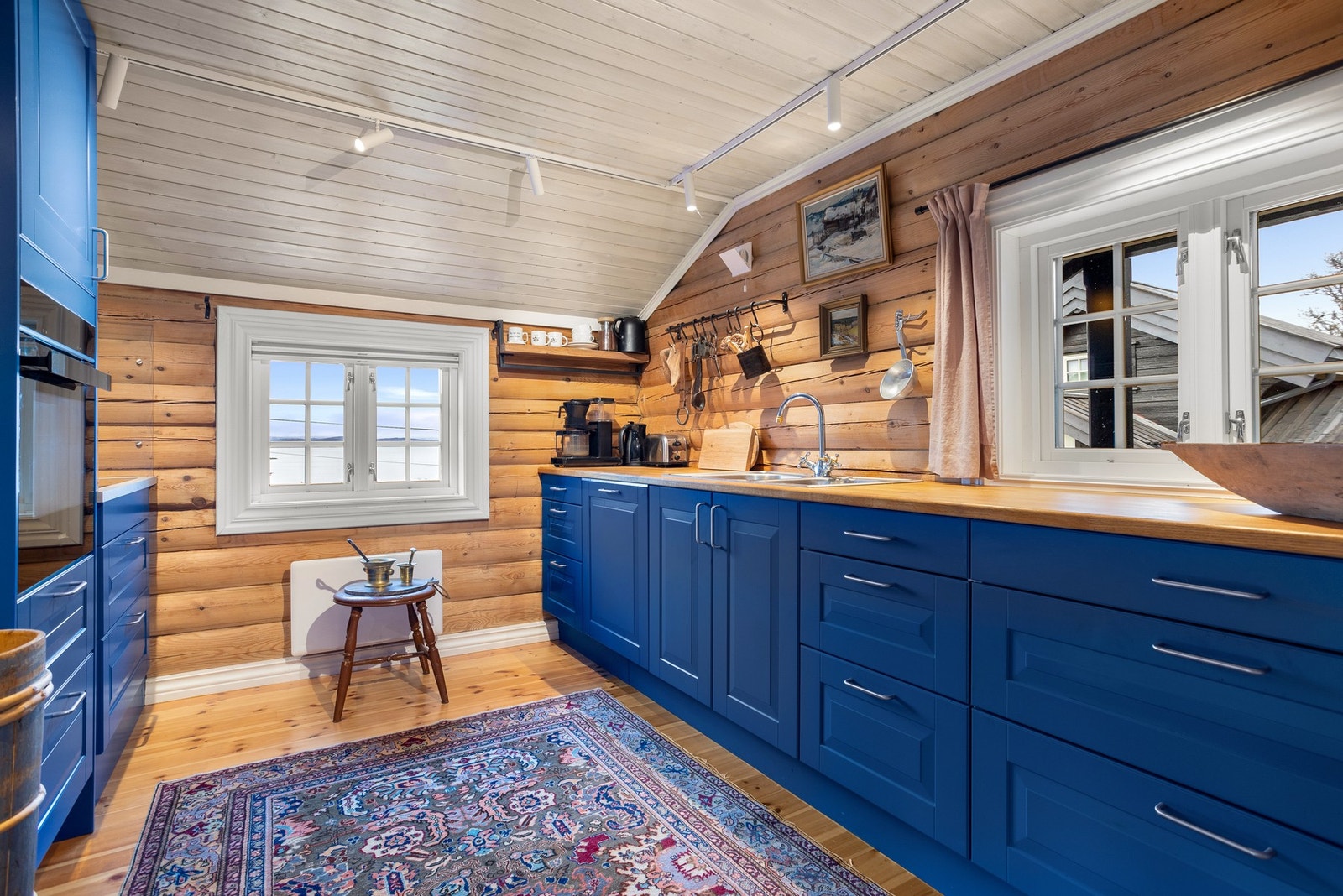 Profilerte fronter i en nydelig blåfarge, og benkeplate i heltre Galleribilde