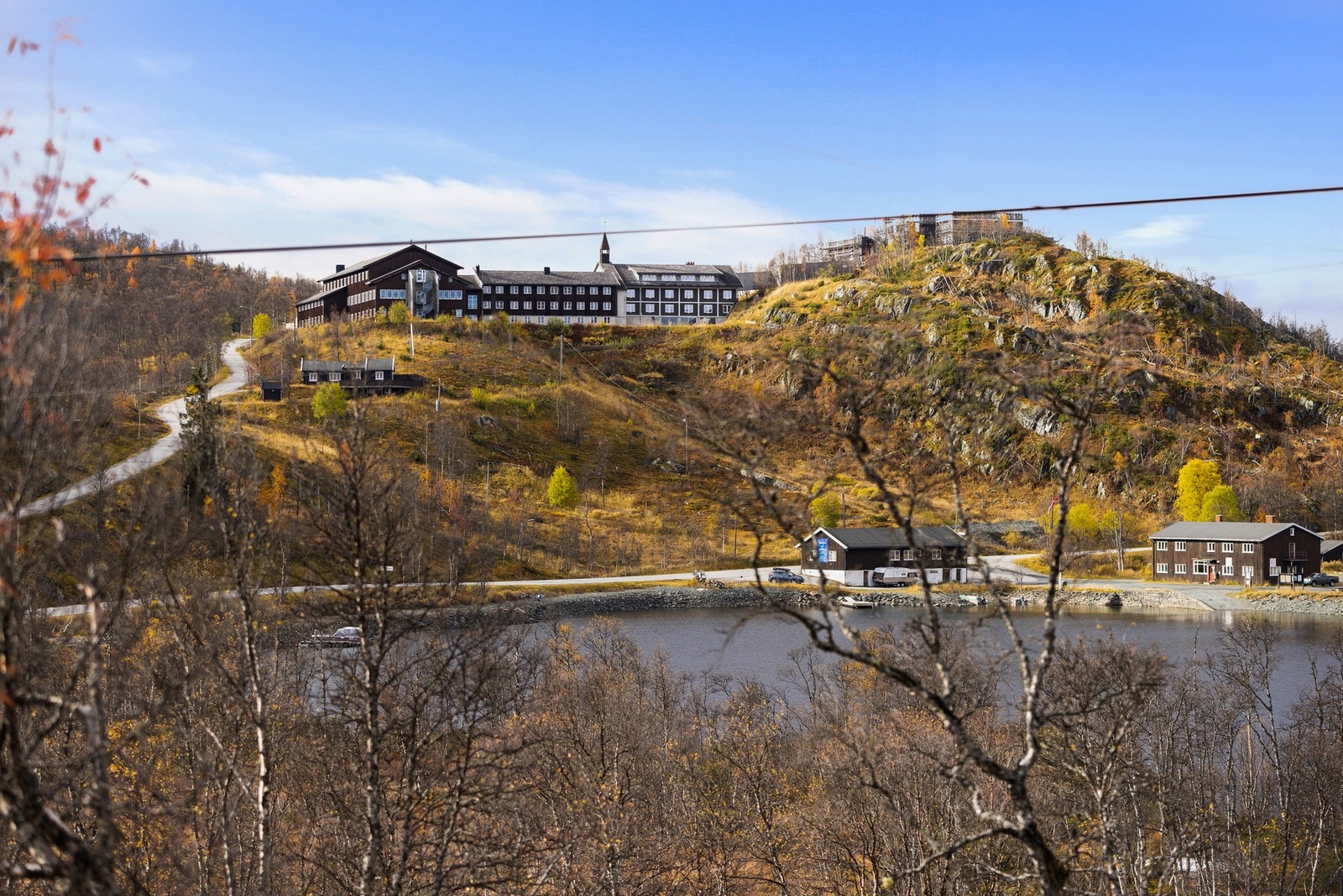 Hardangervidda nasjonalparksenter og villreinsenter med kafe, panoramautsikt,nydelig mat og utstillinger ligger i kort avstand fra hytta Galleribilde