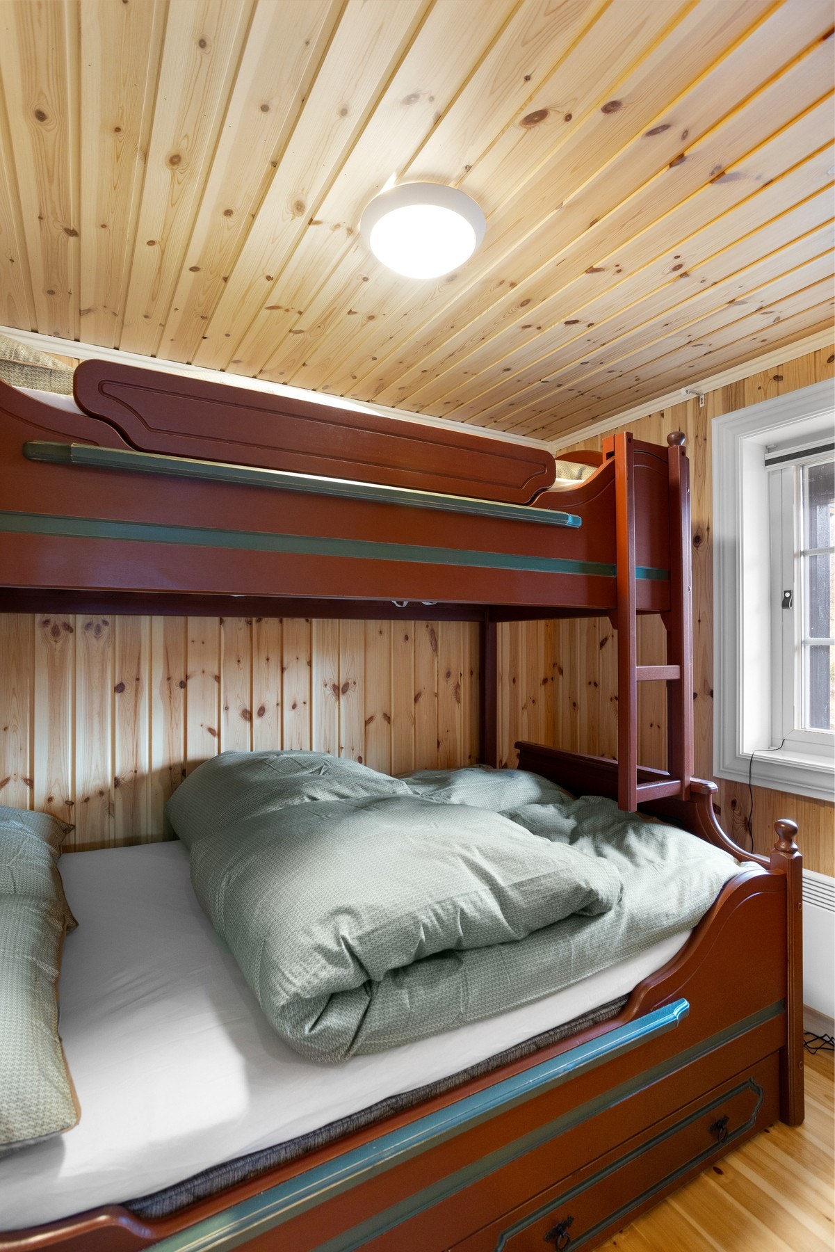 Soverom II innredet med familiekøye Galleribilde