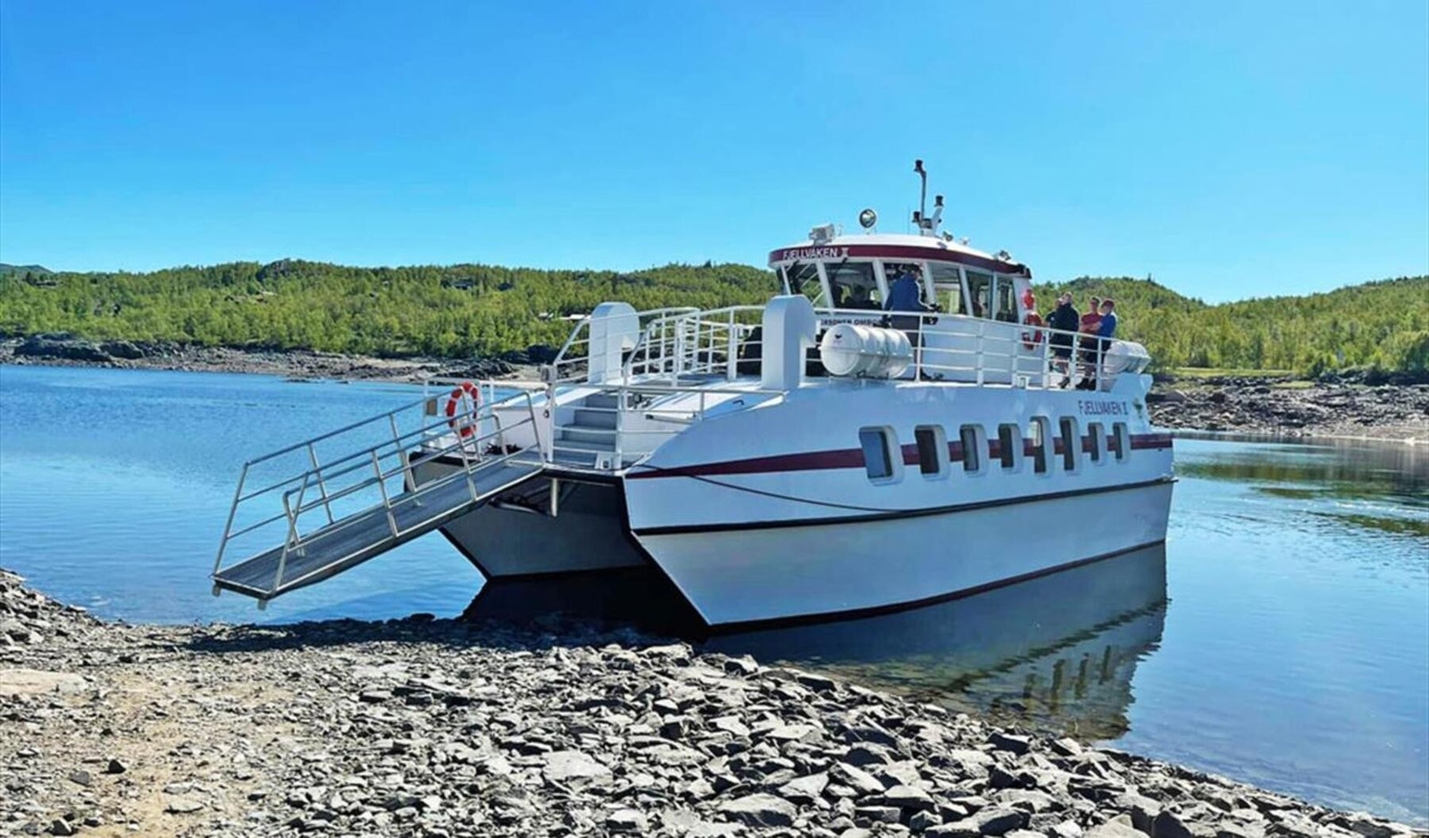 Rett i nærheten ligger også havna hvor båten Fjellvåken tar deg med inn til Hardangervidda Galleribilde