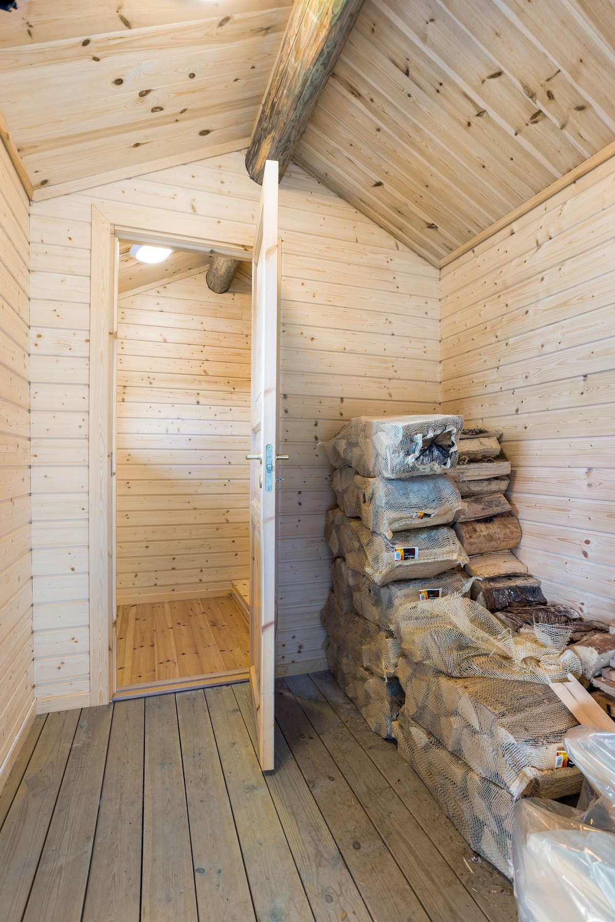 Bodrom, praktisk for oppbevaring av ved. Innenfor bodrommet finner du et toalettrom med naturtoalett Galleribilde