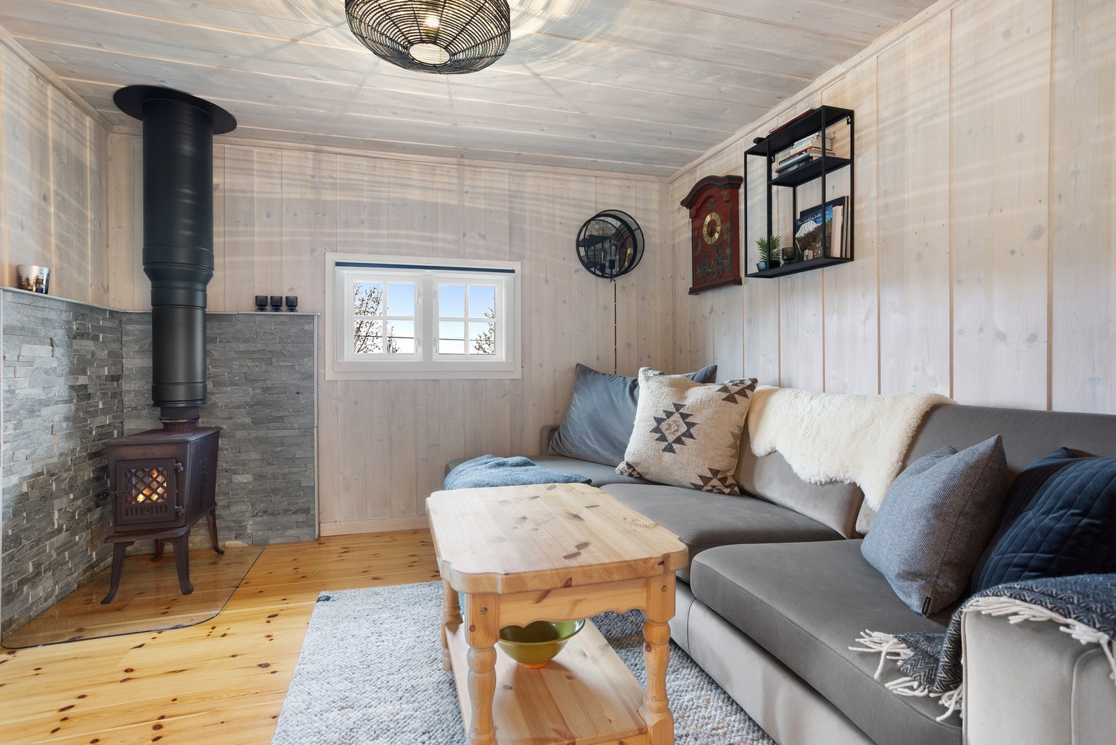 Hyggelig stue. Vedovn som varmer godt på kalde dager Galleribilde