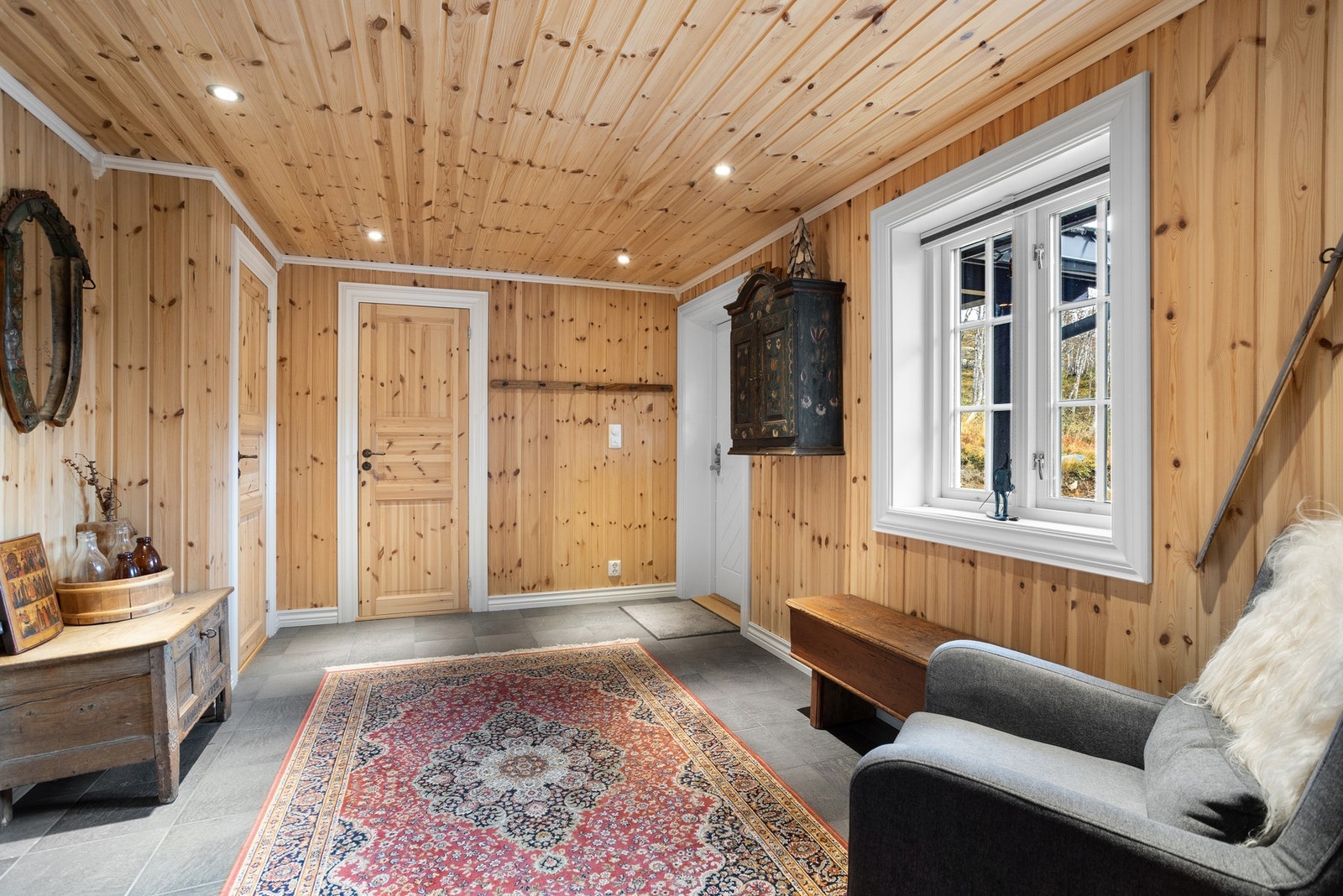 Velkommen inn - Innbydende og romslig entré med god plass til oppbevaring av yttertøy og sko Galleribilde