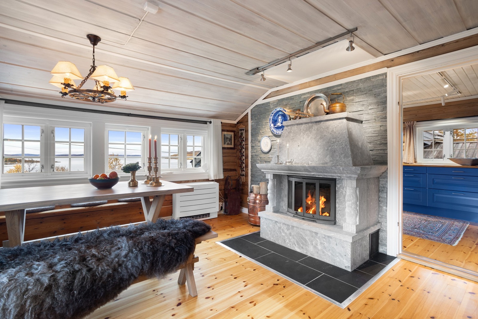 Fra spisebordet kan man nyte den vakre utsikten Galleribilde