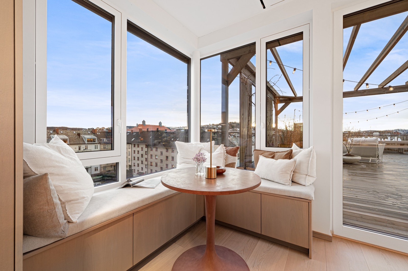 Fra kjøkkenet har man direkte utgang til fantastisk takterrasse. Galleribilde