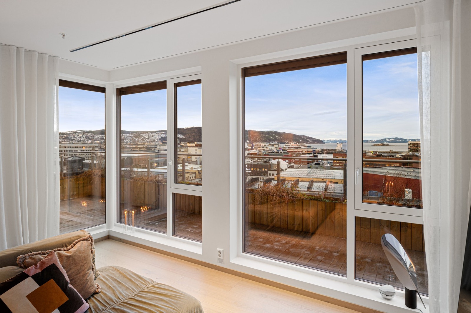 Fra stuen har man fantastisk fjordutsikt mot Munkholmen. Galleribilde