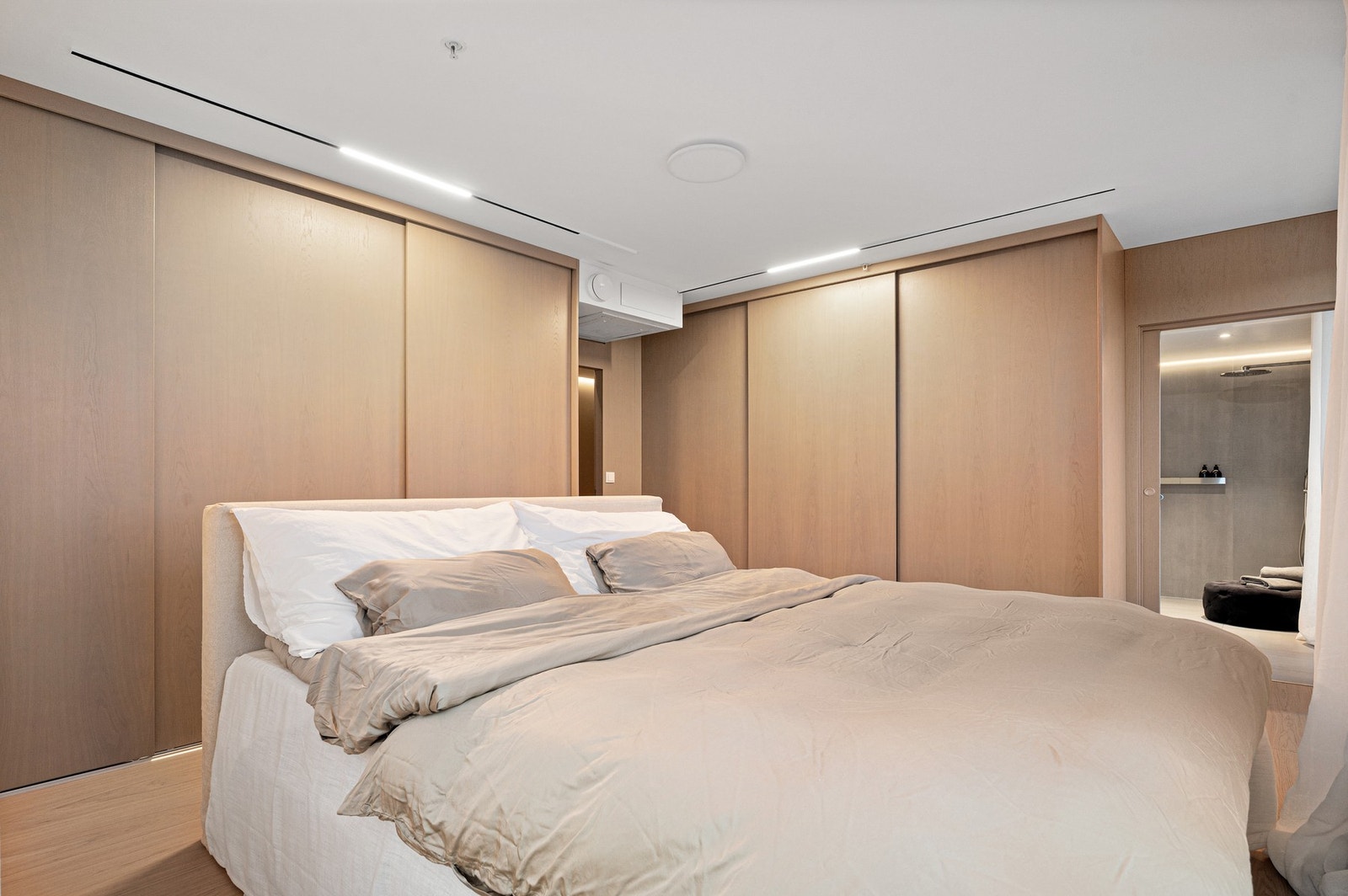 Hovedsoverom med god plass til dobbeltseng og garderobeløsning. Galleribilde