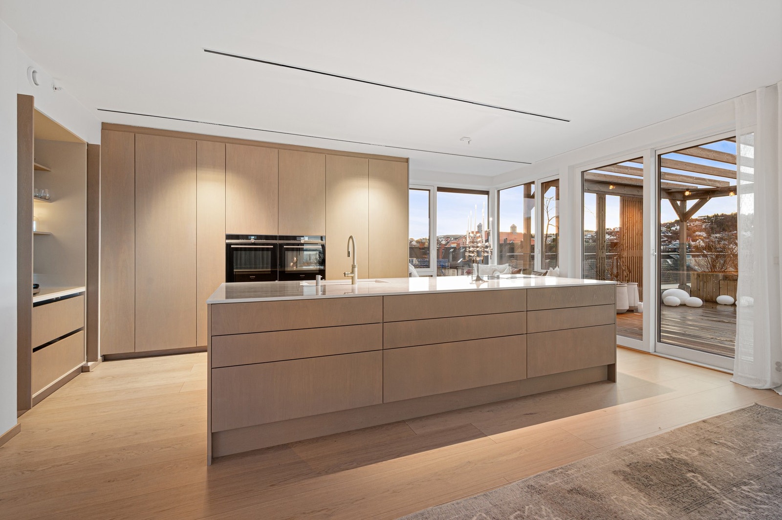 Stilrent kjøkken i elegant stil med praktisk kjøkkenøy. Galleribilde