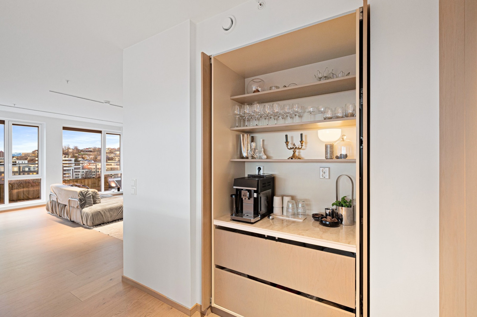 Kjøkkenet har 2 stk stekeovner, kjølehjørne og
oppvaskmaskin. Quooker vannkoker og vannkjøler med kullsyre. Galleribilde