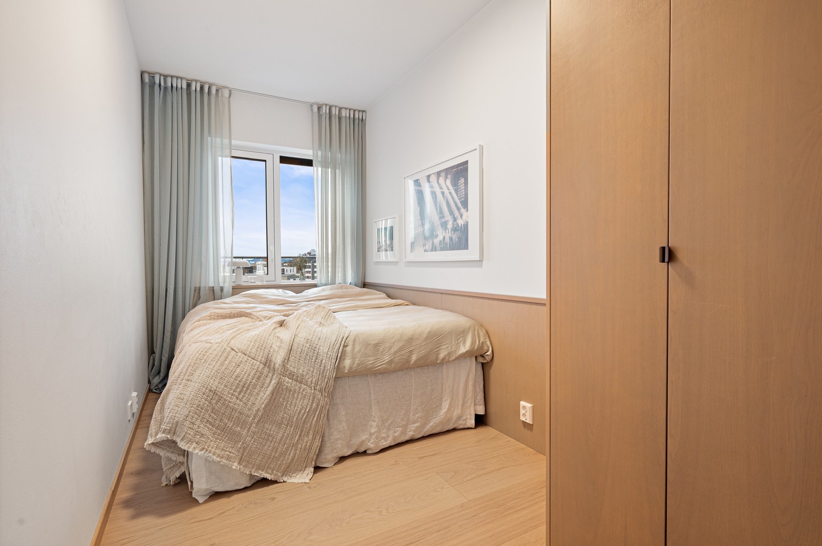 Soverom med plass til seng og garderobe. Galleribilde