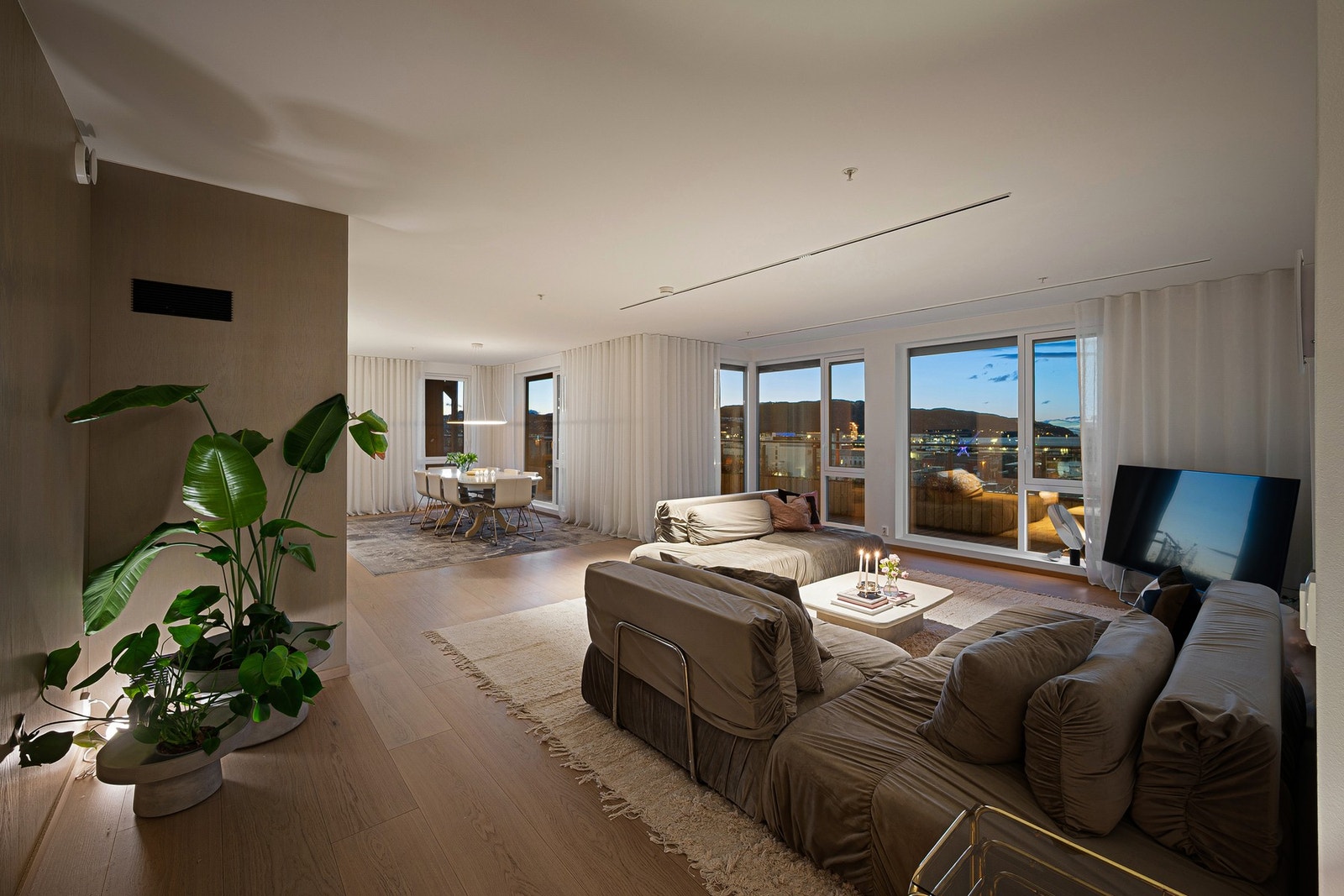 Naturlig skille mellom stue og kjøkkensone som gir flere soner i leiligheten. Galleribilde