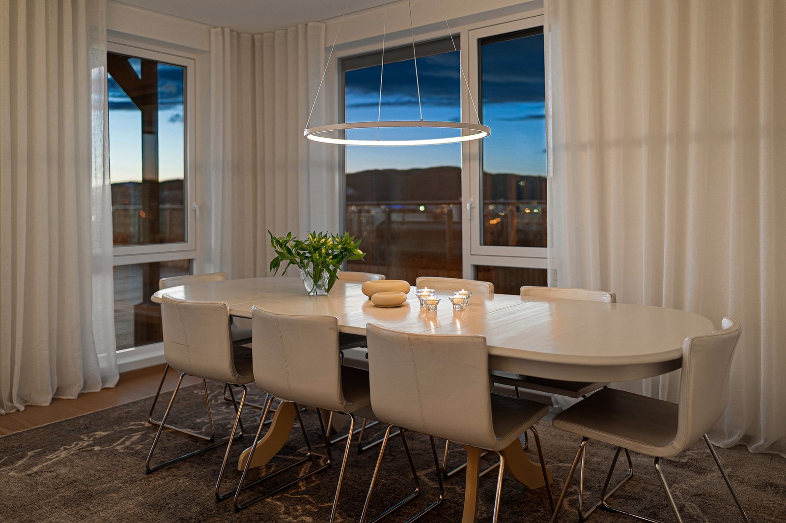 Spisebordet finner sin naturlige plassering ved kjøkkensone. Galleribilde