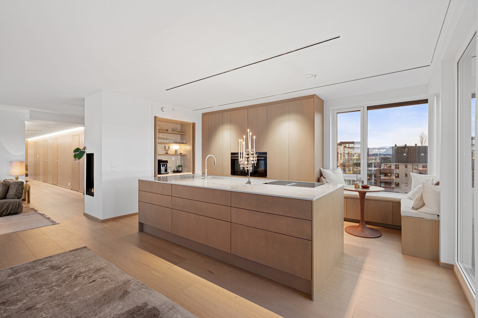 Kjøkkenet har god skap- og benkeplass som passer utmerket ved matlaging og oppbevaring. Galleribilde