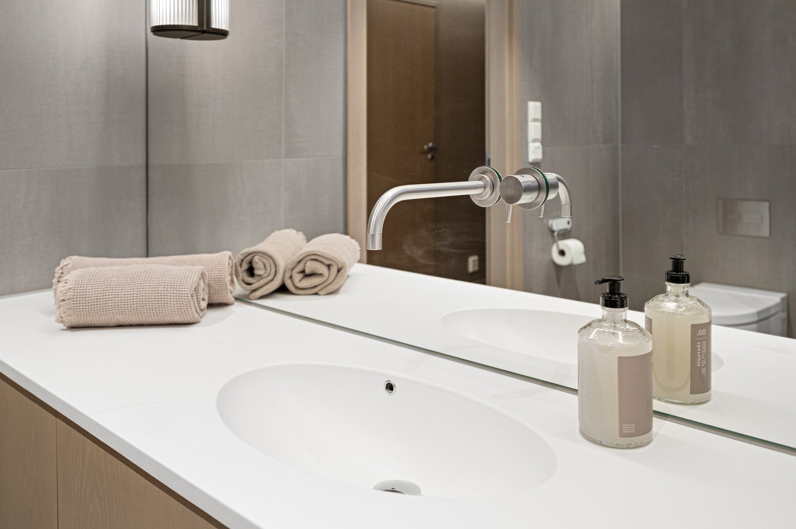 Stilige detaljer med blant annet integrert kran i speil. Galleribilde