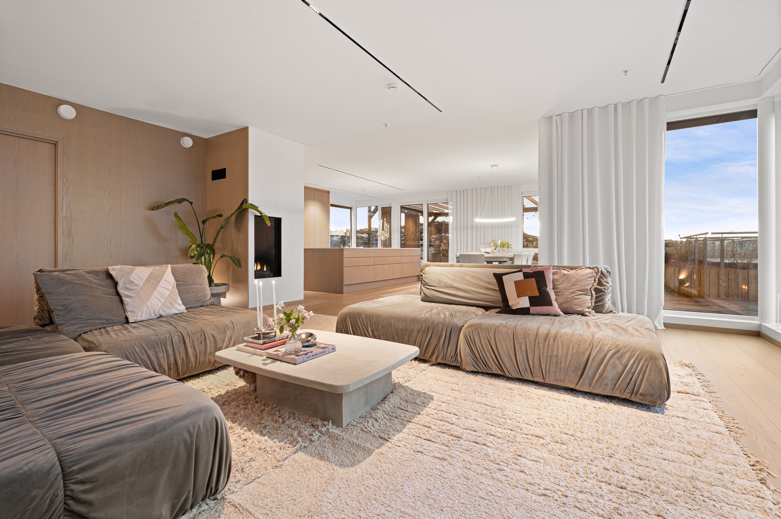 Stor stue med gode møbleringsmuligheter for en hyggelig sosial sone. Galleribilde