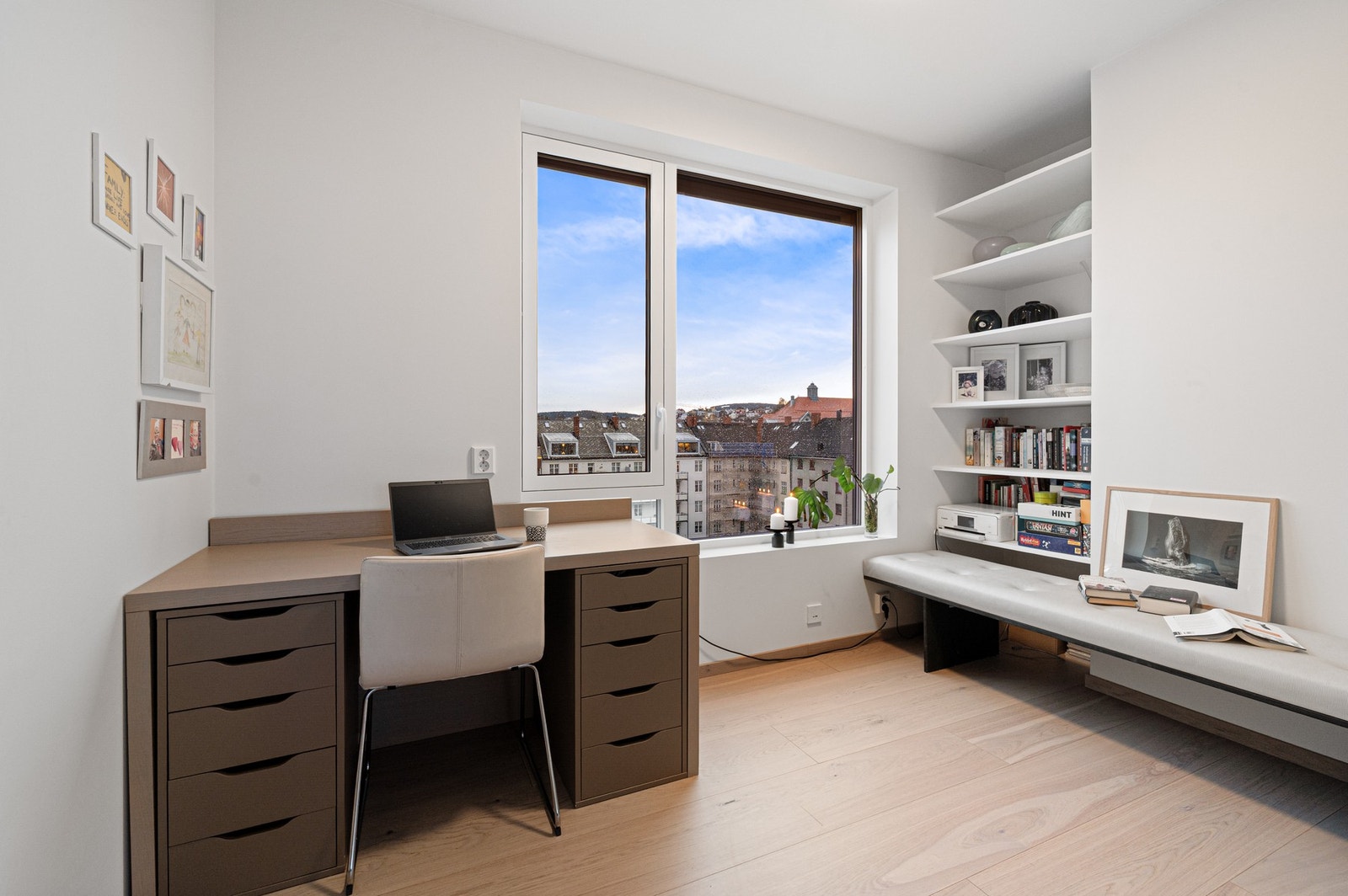 Stort soverom som i dag brukes som kontor. Galleribilde