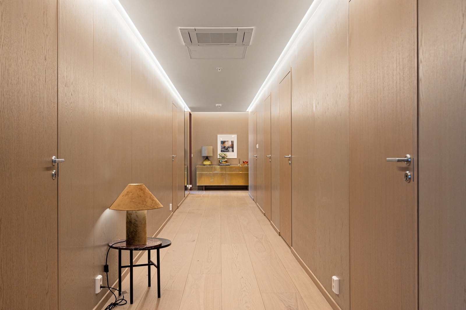 Særdeles stilsikker hall med dører i samme materiale og fin takbelysning. Galleribilde