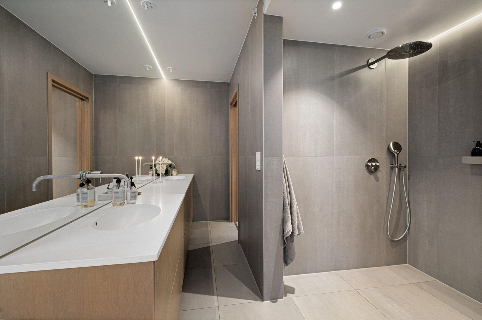 Eksklusivt baderom med store flisvalg og flotte materialvalg. Galleribilde