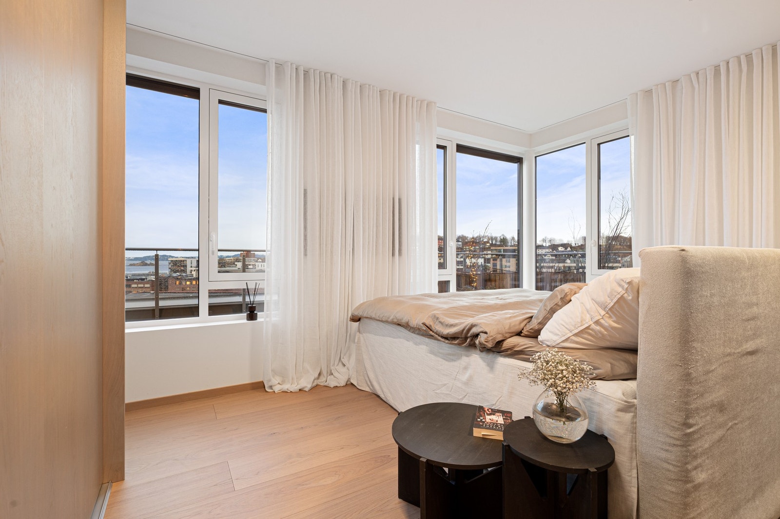 Perfekt hjørnebeliggenhet på soverommet som gir den gode følelsen når man våkner opp. Galleribilde