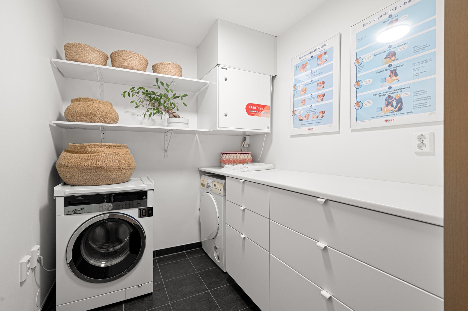 Praktisk vaskerom med plass til både vaskemaskin og tørketrommel. Galleribilde