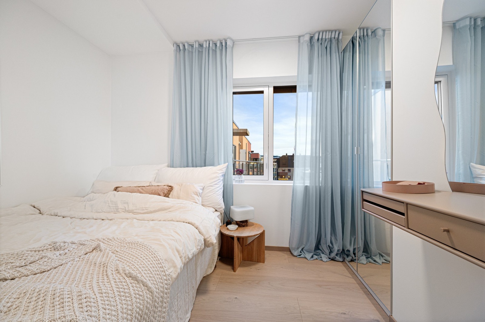 Soverom med plass til seng og garaderobe. Galleribilde