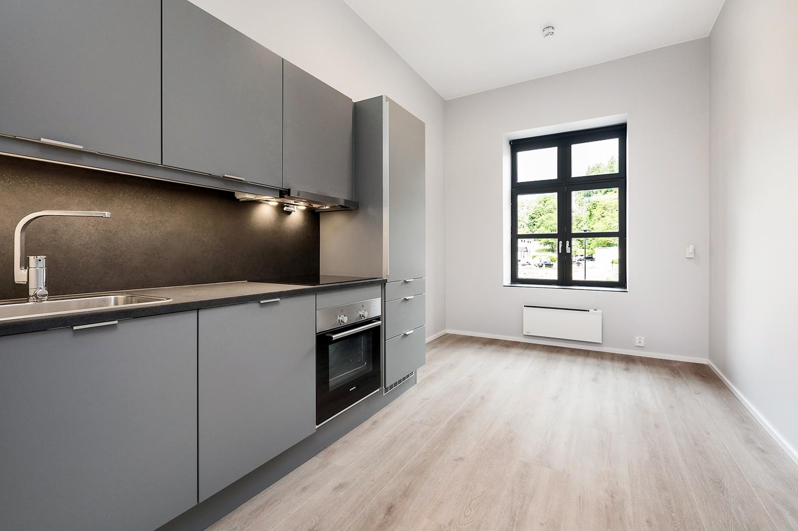 Akerselven rett utenfor vinduet Galleribilde