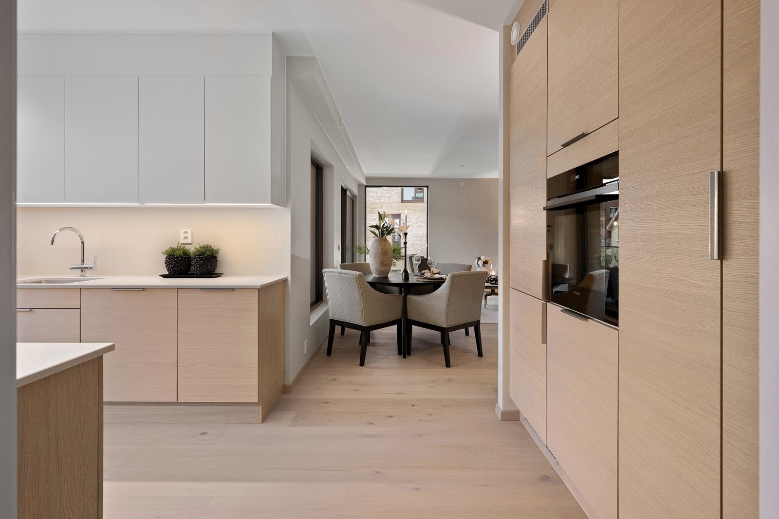 Kjøkkenet er utstyrt med integrerte hvitevarer som kjøl - og frys, ovn, og oppvaskmaskin. Det er gode oppbevaringsmuligheter i skap og skuffer Galleribilde