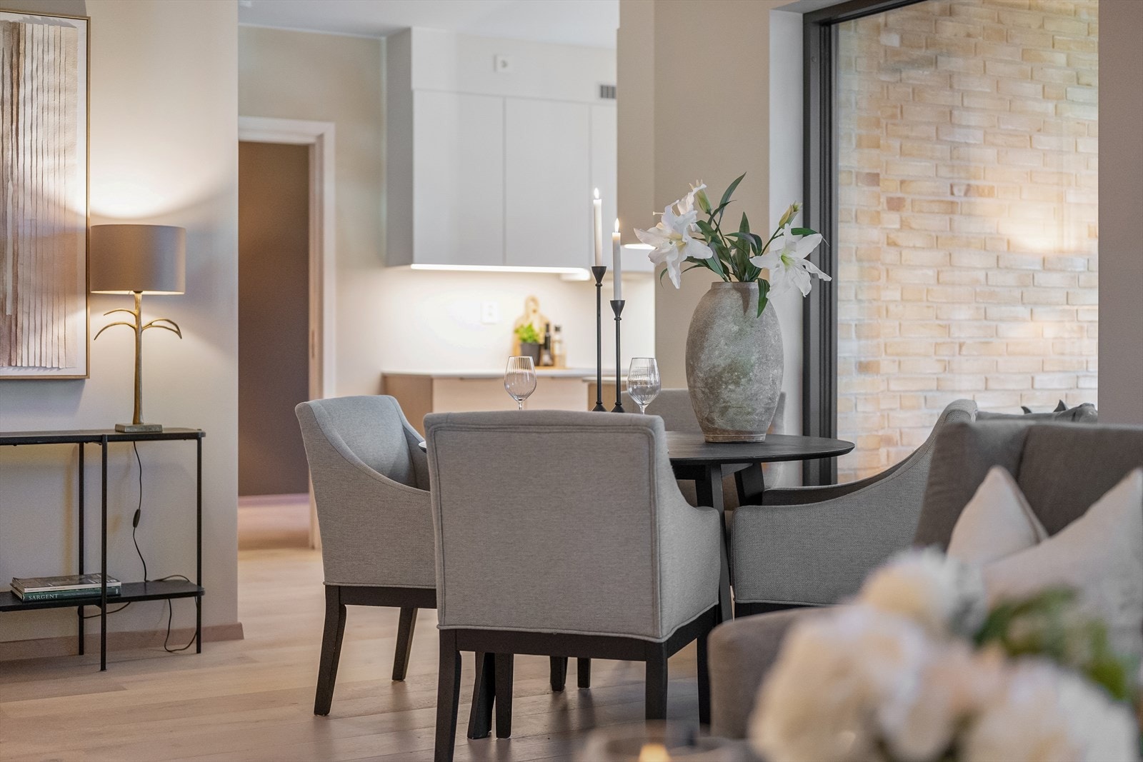 Det er romslig med plass til en spisegruppe Galleribilde