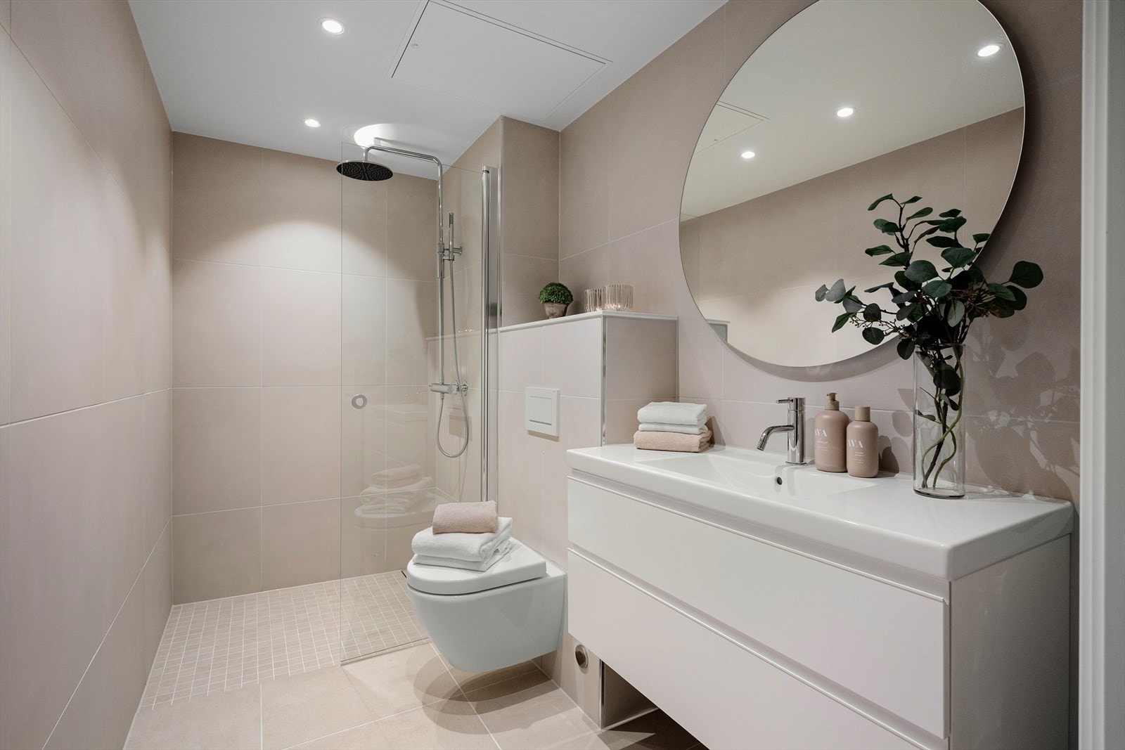 Med direkte adkomst fra hovedsoverommet har man lekkert flislagt baderom med varmekabler i gulv Galleribilde