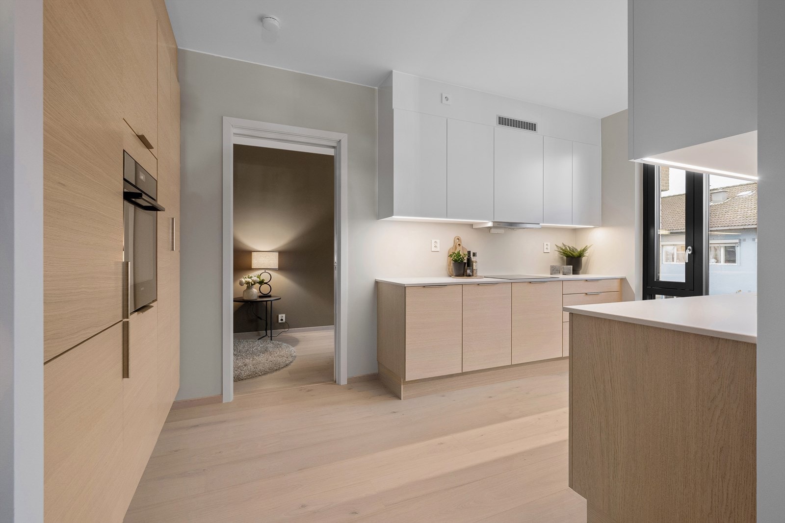 Kjøkkenet fungerer som er flott forlengelse av stuen. Rommet har gode lysforhold og er innbydende Galleribilde